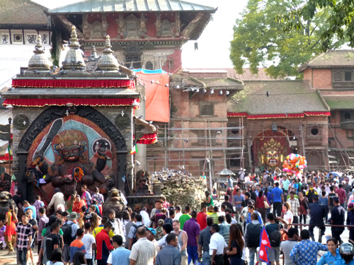 修復、安全のため足場で固められている建物