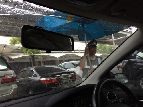 自分も濡れないようにしながら…