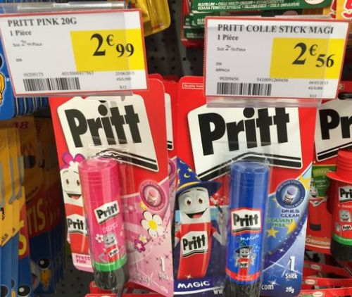 意識して見ると確かに「ピンク色」の方が値付けが高いことに気づかされます…