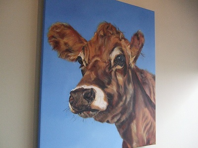 ジャージー牛の肖像画（！？）が、滞在中のホテルにありました（笑）。
