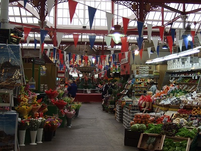 町のセントラルマーケット（市場）。とてもカラフルで楽しい雰囲気。