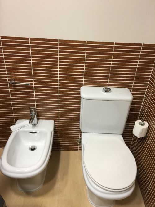 スペインのトイレには便座が二つ並んでいる…(画像Yuka.Y)