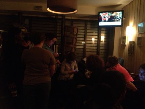 テロ現場から遠くない9区のレストラン内での様子。閉ざされたシャッター。