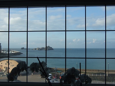 ホテルの窓から見えていた、神秘的にも見える海上のエリザベス城。