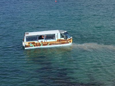 満潮の時もご心配なく！水陸両用のバスが城まで泳いでくれます（笑）。