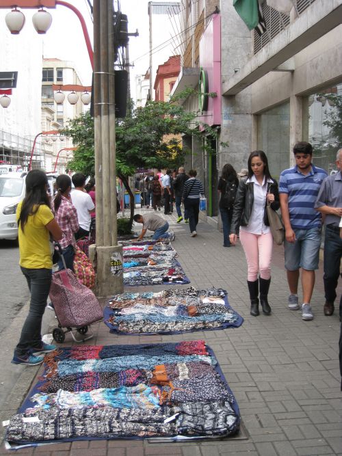 サンパウロ市の東洋人街の路上で雑貨を売る中国人(11月6日)