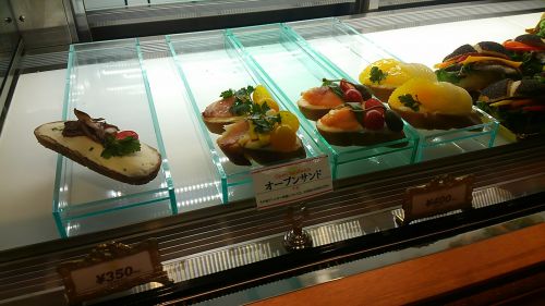 色とりどりで美しいオープンサンド。