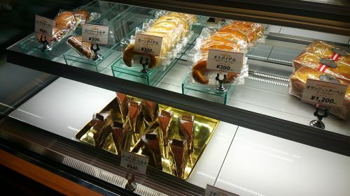 見た目も濃厚そうなザッハトルテ。