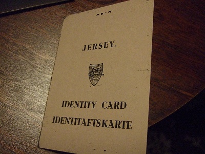 トンネルの入場券は、戦時中島に在住していた人のIDカードを模したもの。