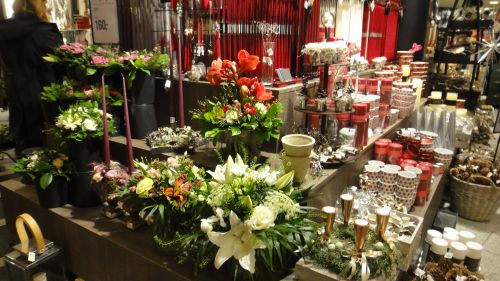 生きた葉っぱで作ったリース等の飾りも北欧ならでは。