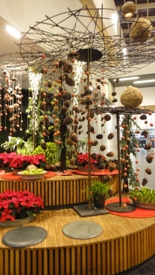 少し和を感じる松ぼっくりがぶら下がったクリスマスの飾り