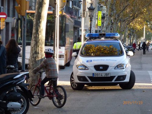 バルセロナ市内のフランス私立校前には、自治政府の警察官が配置された。