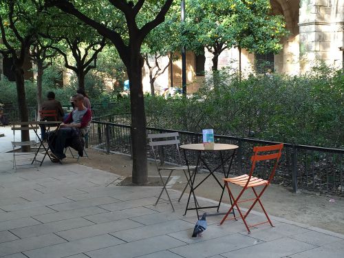 ベンチだけではなく、テーブルとイスが設置されている個所もあるのが嬉しい。