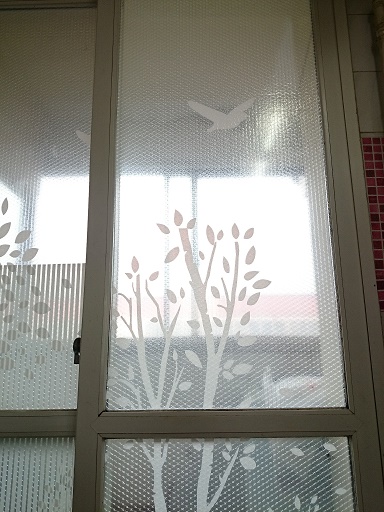 窓に霧吹きで水を吹きかけるだけで、貼り付けることができます