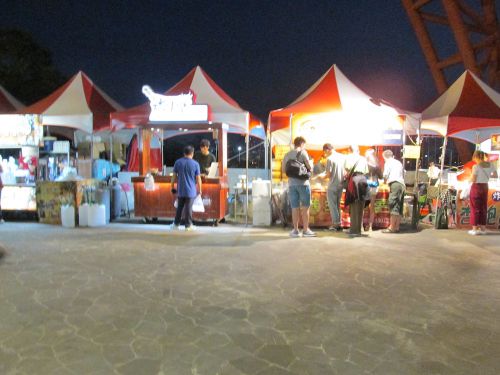 入口前にある屋台