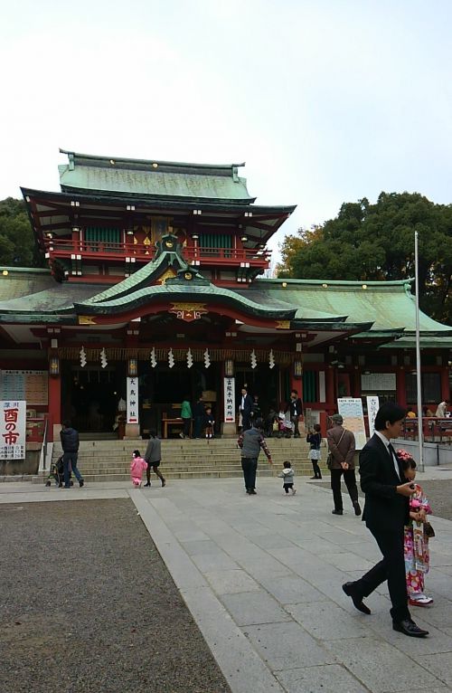 立派な本殿。七五三の子供が微笑ましいです。