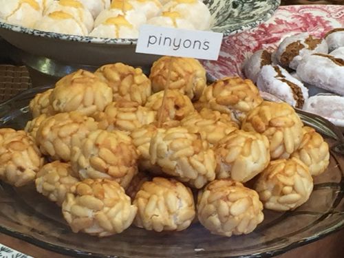 店頭で売られていたパニュエットPanellets de Pinyons