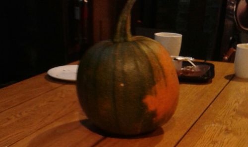 カボチャが並ぶカフェ、カボチャ（またはオレンジなどで代用）が顔の絵になっていることも。