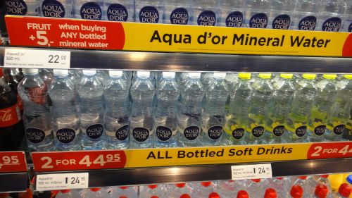 ２本で４５クローネ（約８００円）のセールのミネラルウォーター