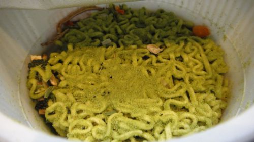 蓋を開けるとこんなに緑色です。全部わさび粉！