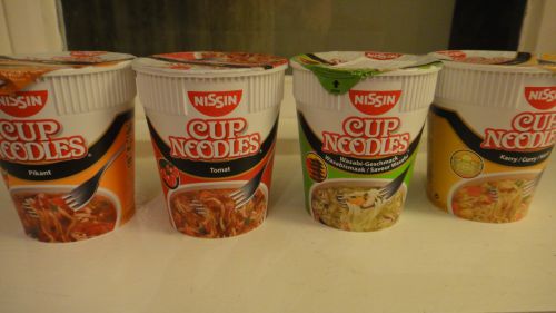 他にもトマト味、カレー味、ピカント味（蓋のつまみの位置が違うのもご愛嬌）