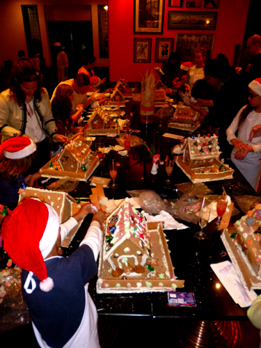 アイシングの絞り袋を手に奮闘！