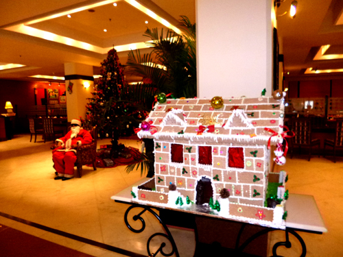 クリスマスの飾り付けがされたロビーにサンタクロース登場