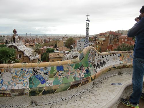 有名なグエル公園のベンチ。バルセロナ市街を見下ろせます。
