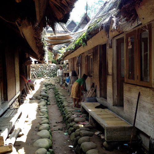 家は少し高床式になっていてます