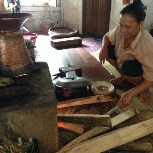 調理もまだ薪を使っている家がほとんど