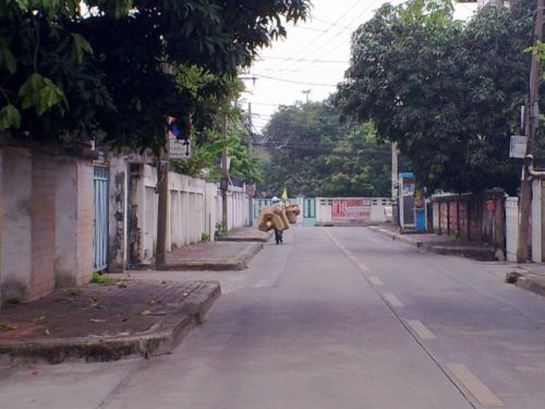 遠くに見えるのはカゴ売りの流し　重そう…