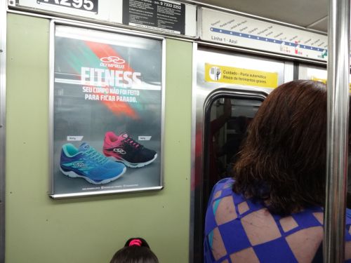 2015年11月からメトロの車内で見かけるようになった靴ブランドの「オリンピクス」の広告