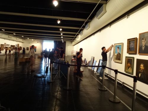 展示会のオープンから一ヶ月後、作品の取り付けが行われながら展示会が開催されるサンパウロ美術館