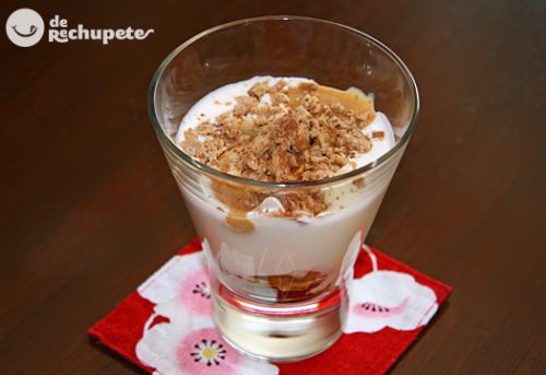 アーモンドの粉で作られたトゥロンはクリスマスの典型スイーツ。ヨーグルトの酸味と合わせるとその甘味が活きる@Recetas de Rechupete