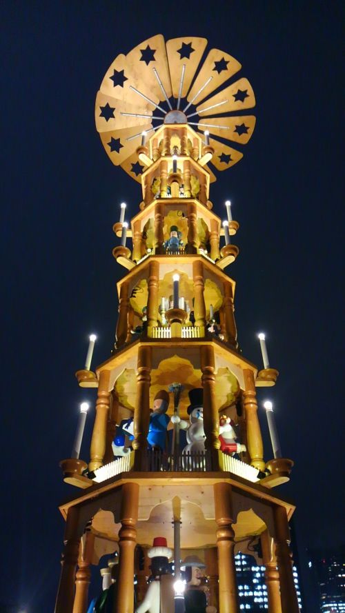 木製の人形がならぶクリスマスピラミッド。