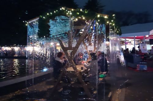 テントに覆われているので寒さもやわらぎます。