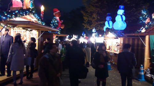 夜のマーケット。光があたたかいです。