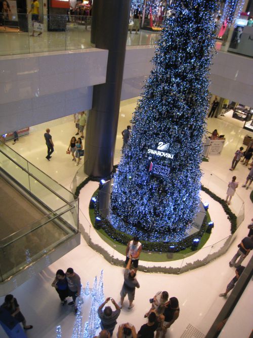 「都市ショッピングセンター」の１階吹き抜けにそびえるクリスマスツリー