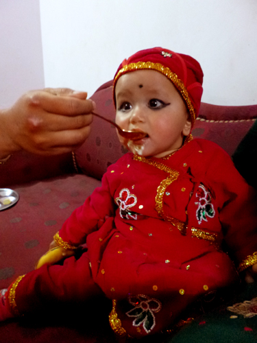 目の縁取りと額の黒丸、これは邪悪な視線から守るためです。