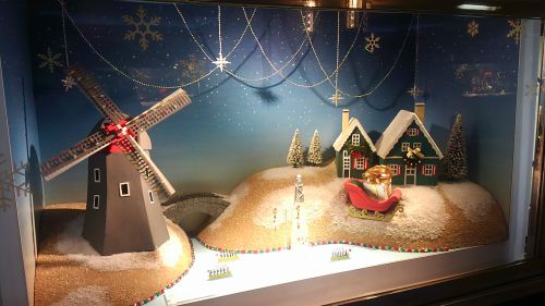 くるくると回る風車。ソリの上にはプレゼントが。