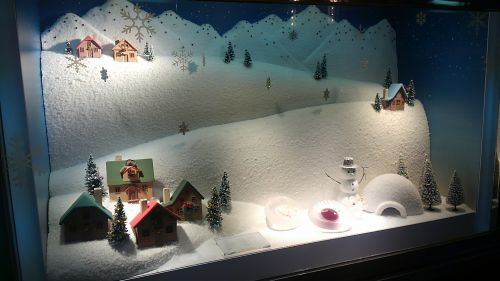 雪山やかまくらが見えます。