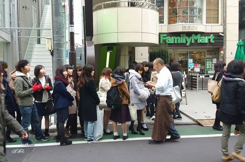 地下から伸びる大行列。いったい何時間待ちなんでしょう。。。