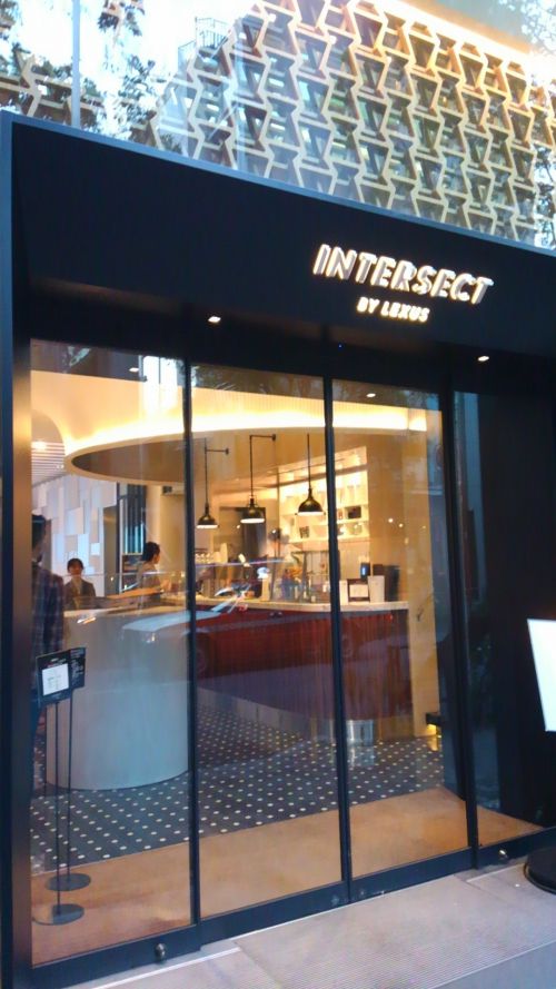 お店の外観。特徴的な外観で写真におさめる人も多いです。