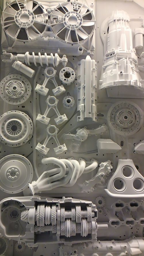 白く塗られた車の部品。