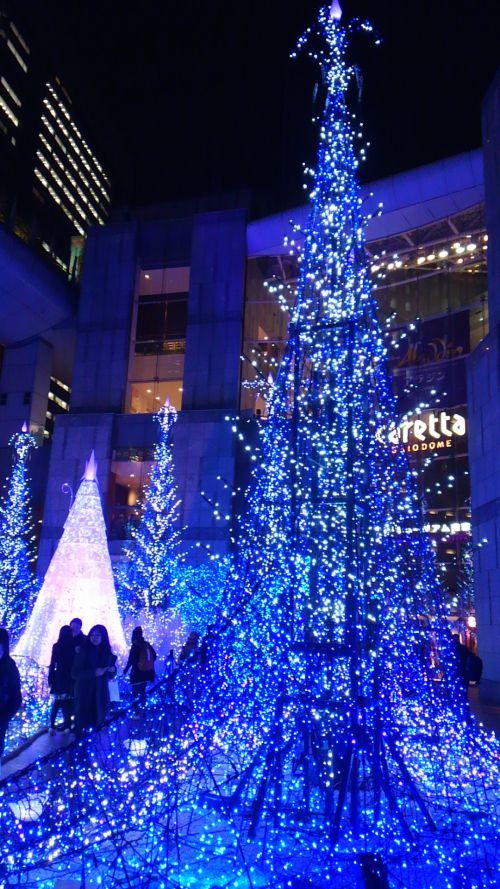 道を歩いてツリーの方へ向かえます。