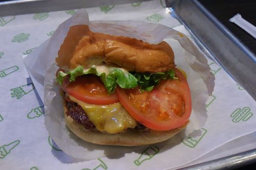 看板メニューのシャックバーガー。やわらかくて、ジューシィで食べやすい！