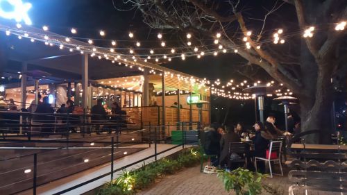 夜のテラス席も素敵です。早くあったかくならないかな。