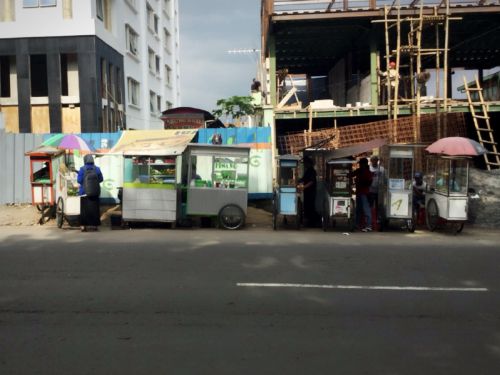 昼間は、おやつや軽食の売り子が並びます