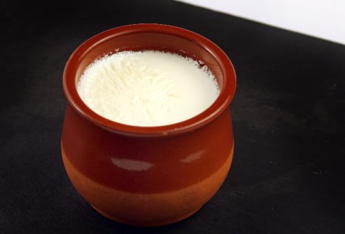 典型的なクワハーダは素焼きの器に入っている