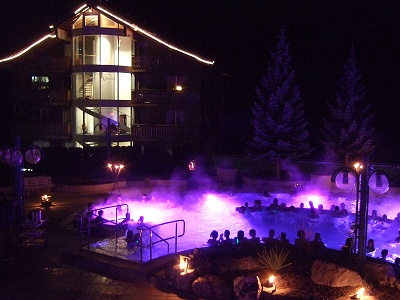 ロイカーバートテルメにて。このようにロイカーバートの温泉施設では、音楽と光のショーがあったり、温泉でシャンペン片手にブレックファスト、はたまた豪華ディナー付きのプランなどもあります。